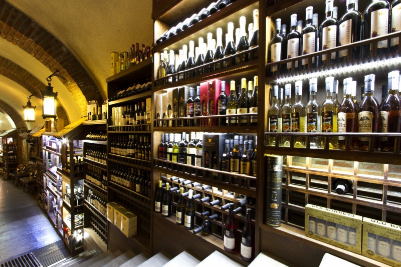 ecommerce-PEILLE-min_world_street_travel_shop_canon_georgia_wine_bottles-429767